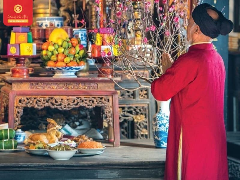 Thắp hương xin phép gia tiên trước khi lau dọn bàn thờ Tết