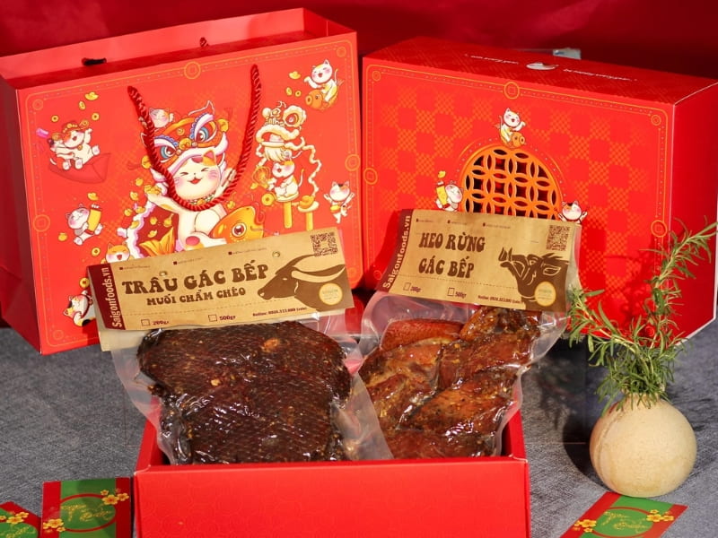 Giỏ quà Tết mix các loại thịt sấy như bò khô, gà khô, lạp xưởng, hoặc xúc xích