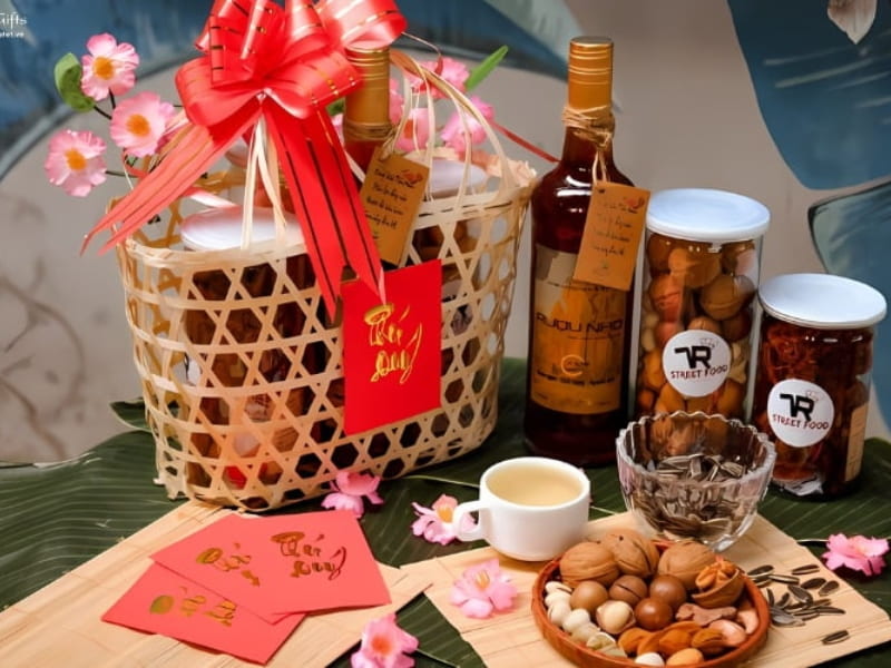 Quà tặng các loại đặc sản quê như bánh chưng, bánh tét, nem chua, chè,...