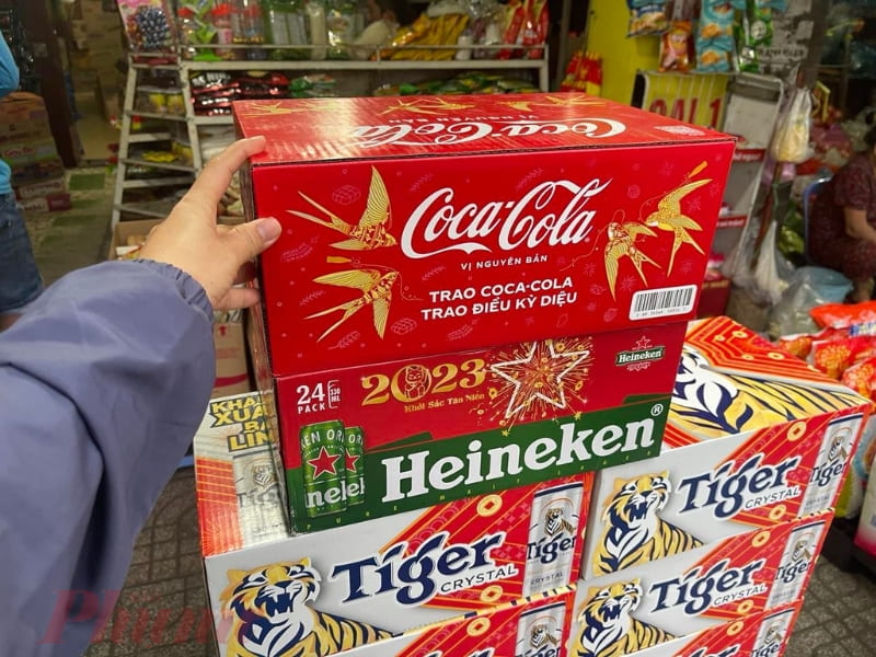 Thùng bia và nước ngọt là các loại quà biếu Tết thông dụng