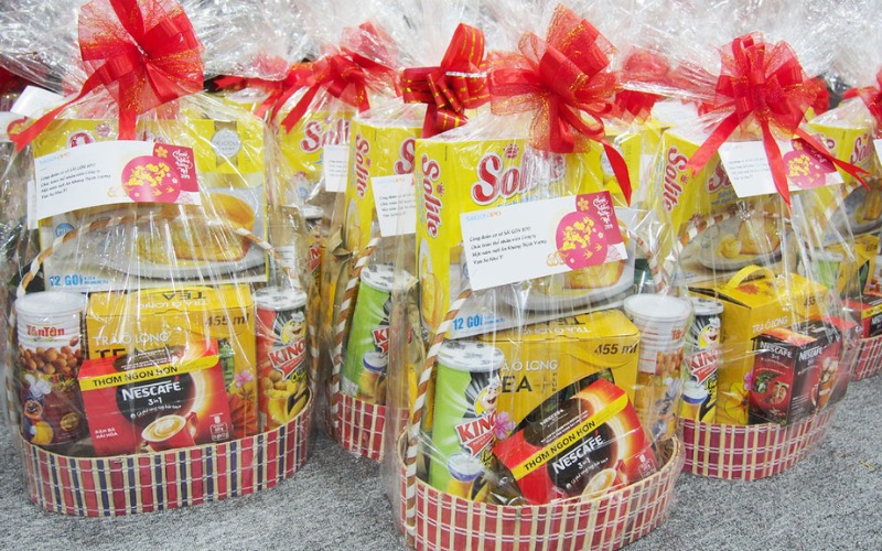 tang-qua-tet-cho-cong-nhan-gio-qua-banh-keo